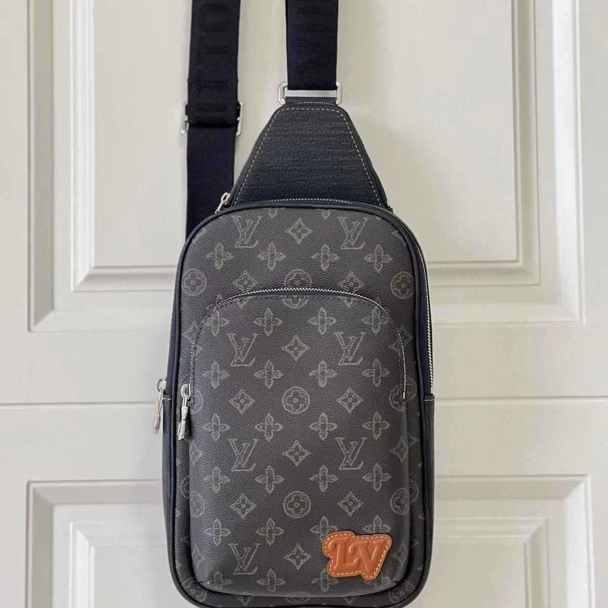 Louis Vuitton Avenue Bag