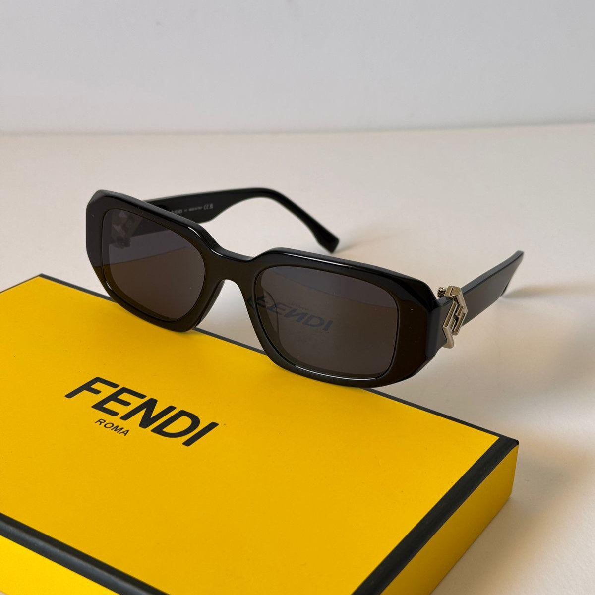 Fendi Colibrì Rectangle Sunglasses